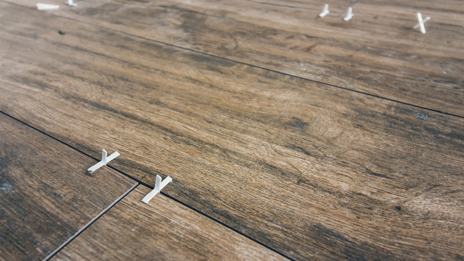 Le carrelage imitation parquet : la chaleur du bois, la résistance de la céramique