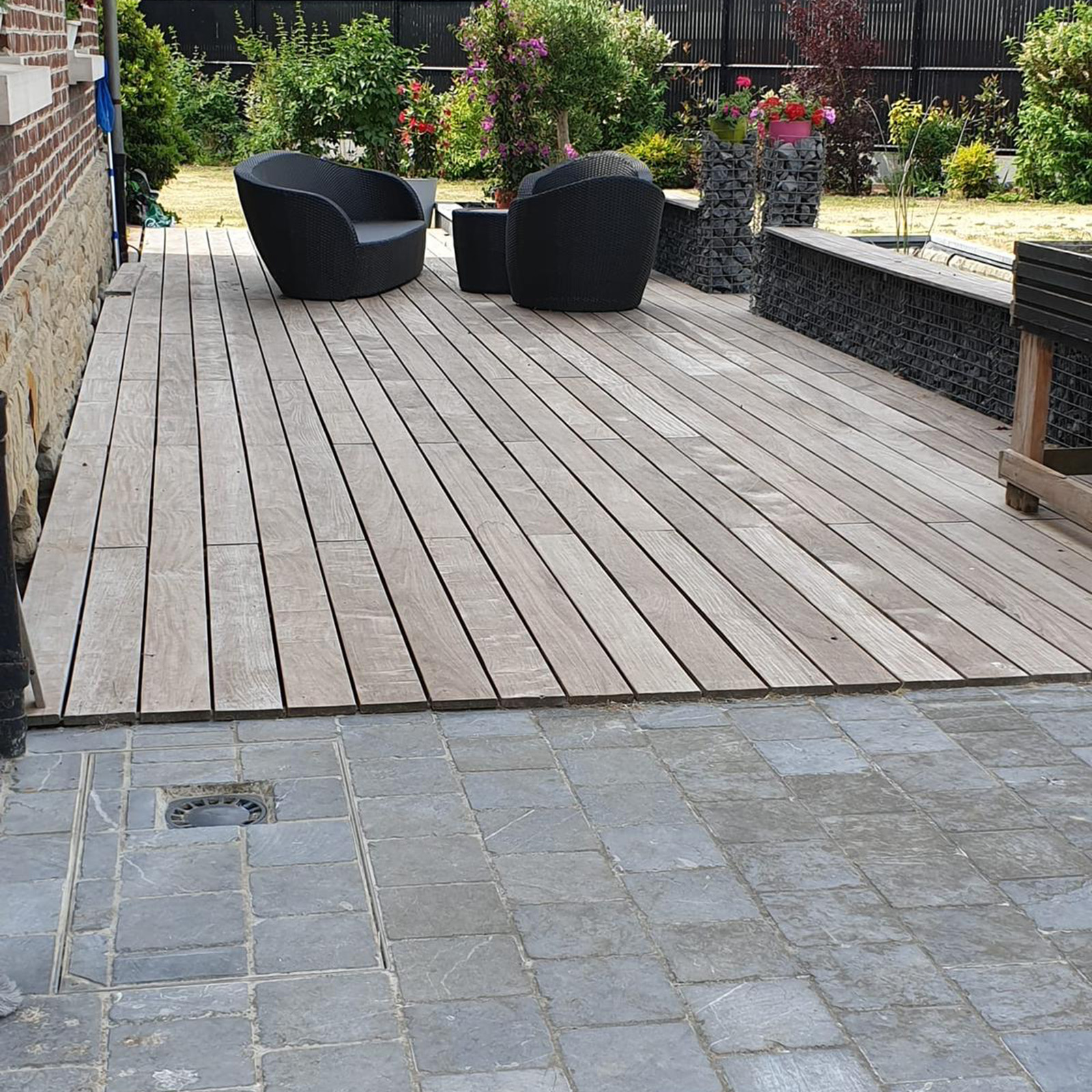 Amenagement exterieur a Don : parvis en pierre naturelle Asia Blue 20x20 en pose scellee et terrasse en lames de bois IP sur plots. DAL CARRELAGE,
