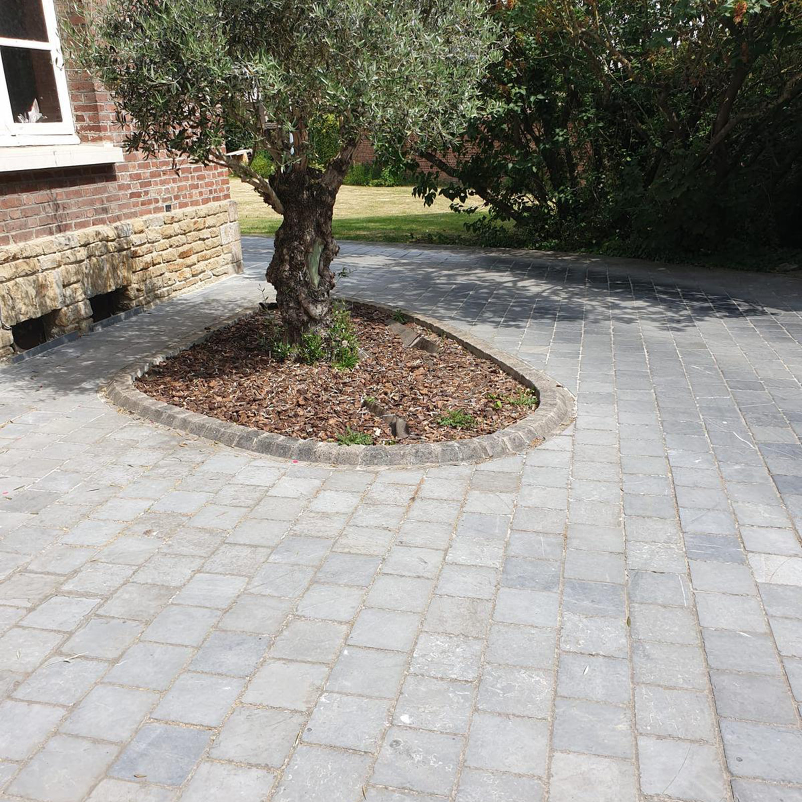 Amenagement exterieur a Don : parvis en pierre naturelle Asia Blue 20x20 en pose scellee et terrasse en lames de bois IP sur plots. DAL CARRELAGE,